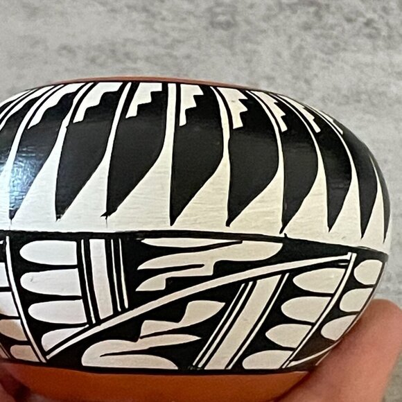 V. Tafoya Vangie Jemez Pueblo NM Native American Hand Painted Round Clay Pot 2" - Picture 4 of 5